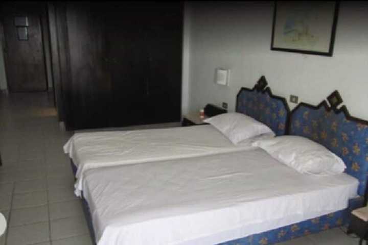 Room 4 of 25