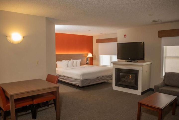 1 Queen Bed Studio Suite (12 of 25)