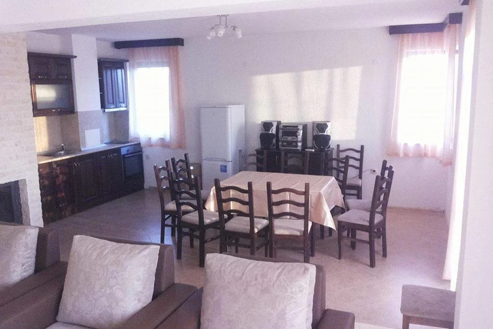 Dining 7 of 14
