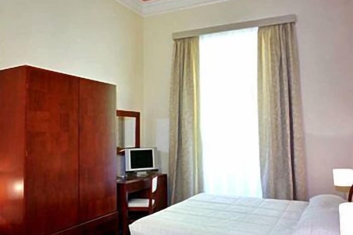 Room 8 of 33