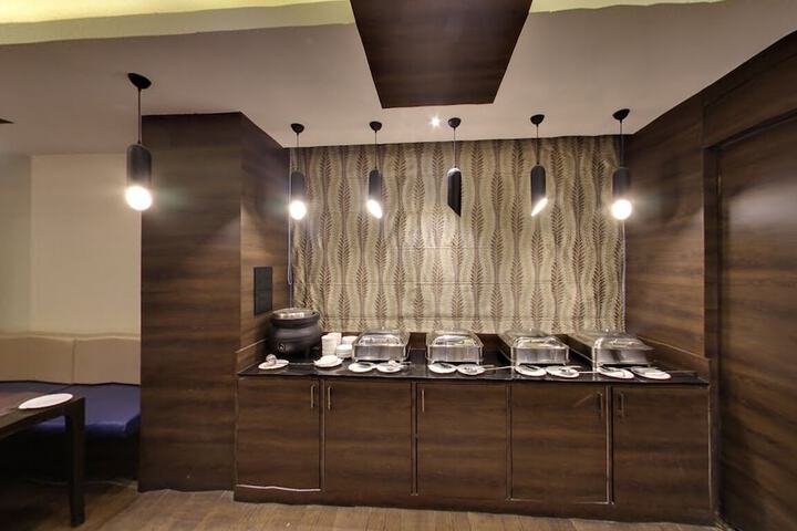 Dining 15 of 16