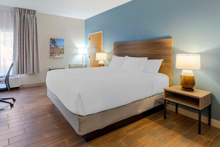 1 King Bed Microwave, Refrigerator Shower Only Full Breakfast (1 of 12)