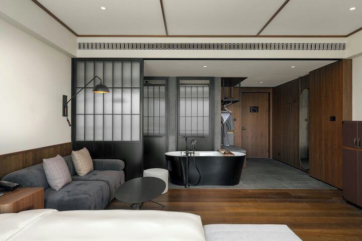 Room 33 of 86