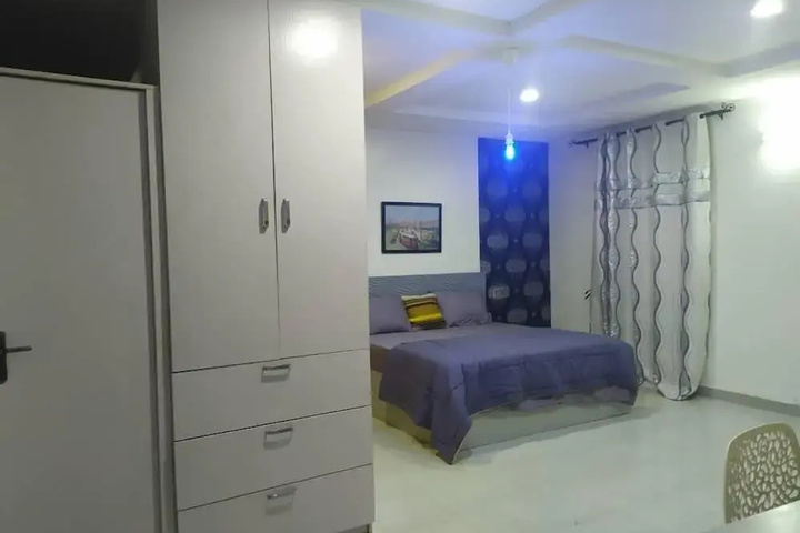 Room 5 of 11