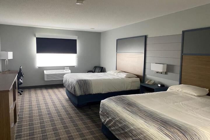 1 Queen Bed (3 of 5)