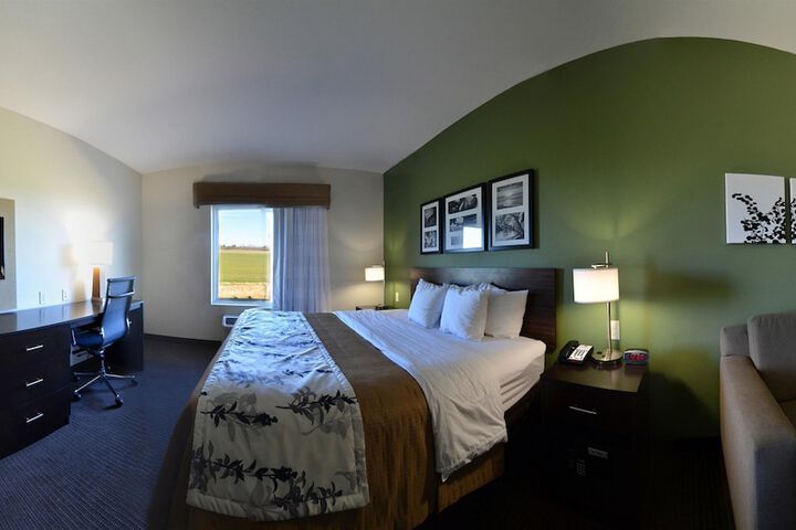 Room 8 of 33