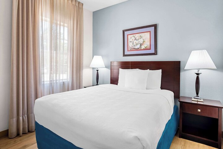 1 Queen Bed Efficiency Suite (23 of 24)