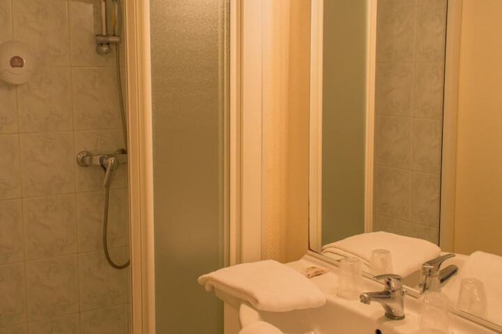 Room 33 of 43