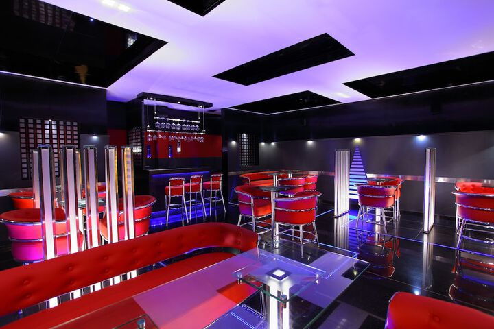 Lounge 9 of 11