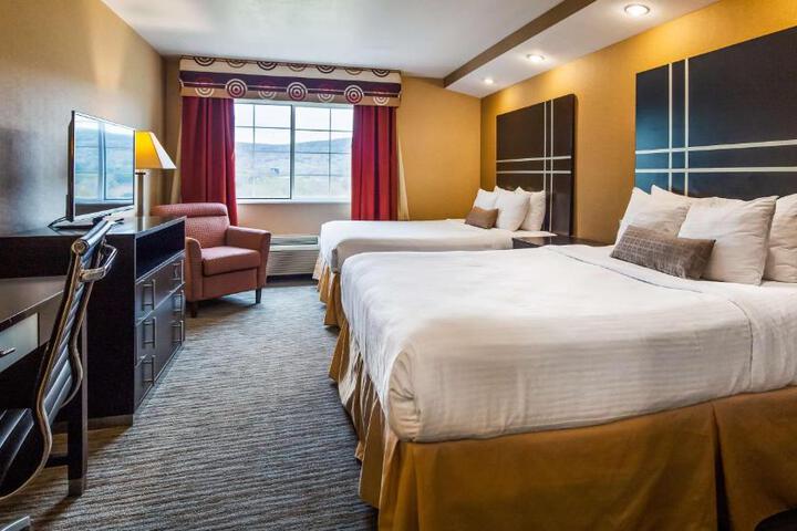 2 Queen Beds - Wireless High Speed Internet, Microwave and Refrigerator Work Desk Coffeemaker, Hairdryer Connecting Rooms Iron and Ironing Board Full Breakfast (9 of 13)