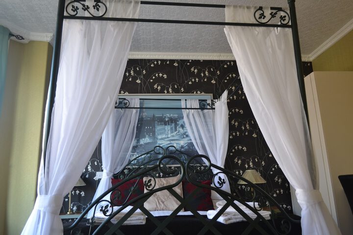 Room 4 of 124