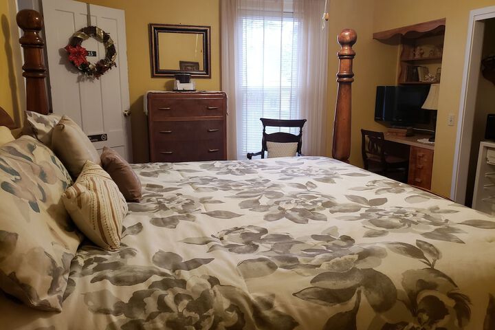 Deluxe Room 1 King Bed (3 of 4)