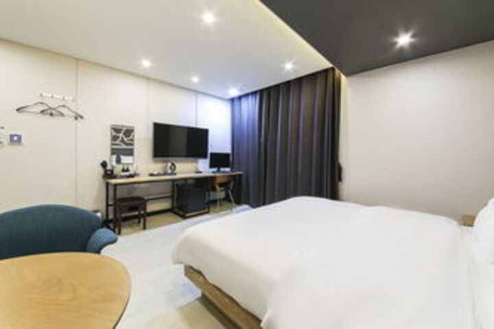 Room 13 of 28