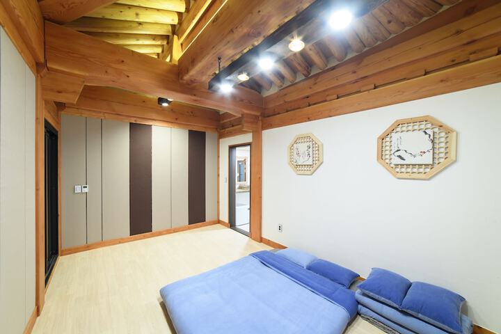 Room 6 of 52