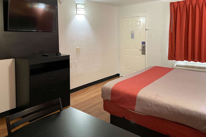 Room 4 of 13