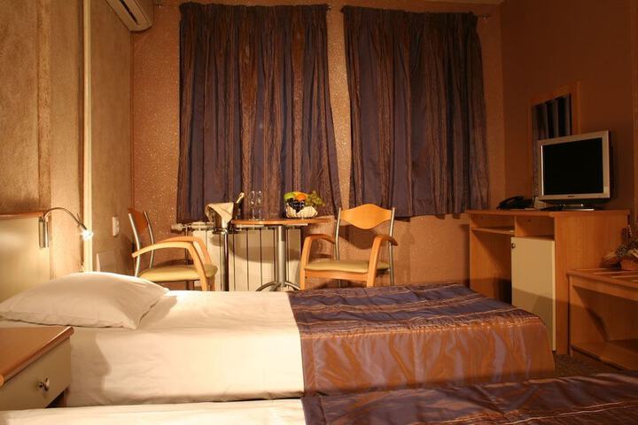 Room 13 of 38