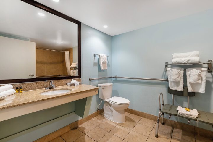 2 Queen Beds Microwave and Refrigerator WiFi Full Breakfast (8 of 9)
