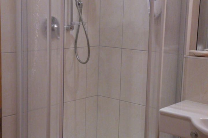 Room 32 of 76
