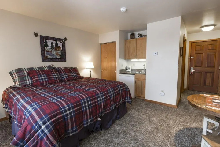 Room 4 of 9