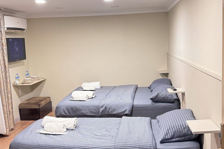 Room 4 of 90