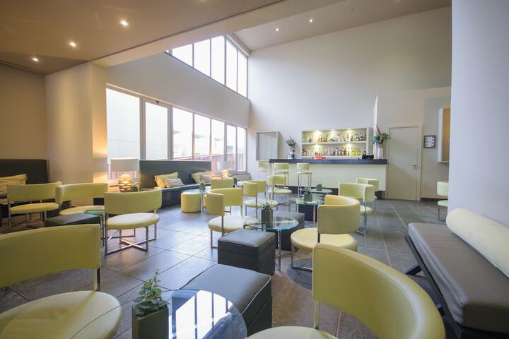 Lounge 92 of 107