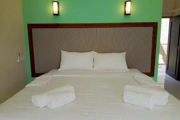 Room 13 of 38