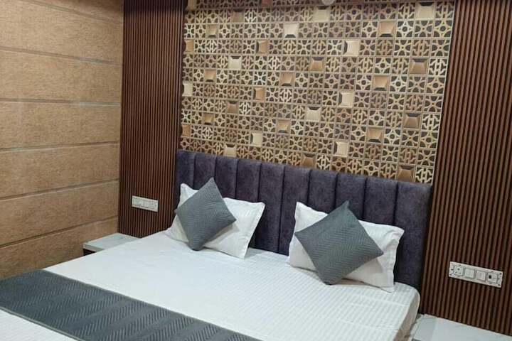 Room 3 of 32