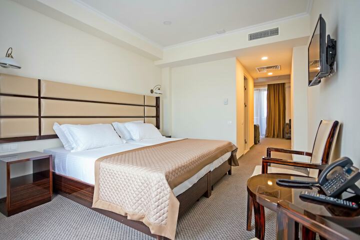 Room 6 of 33