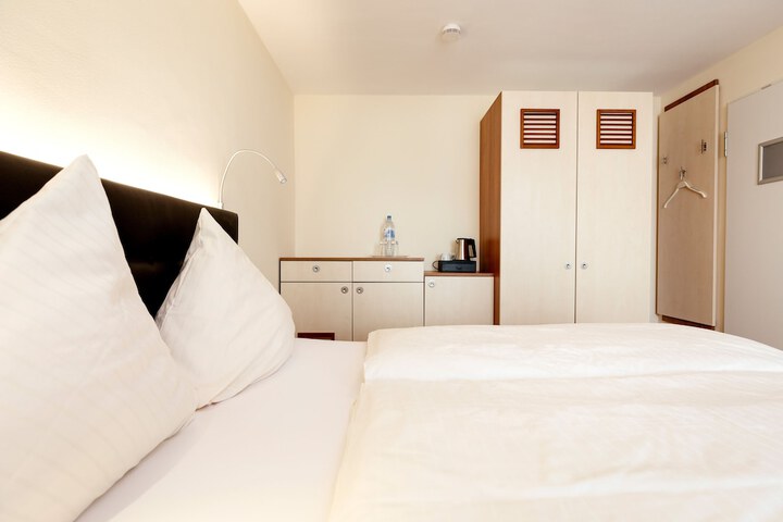 Room 3 of 16