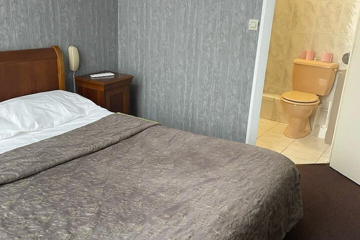 Room 3 of 10