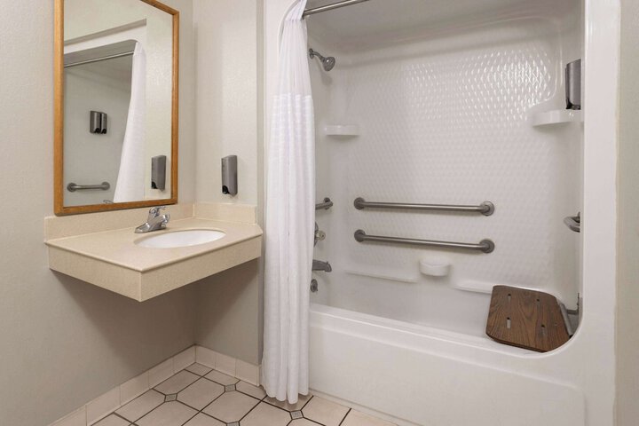 1 King Bed Mobility Accessible Bathtub with Grab Bars (7 of 34)
