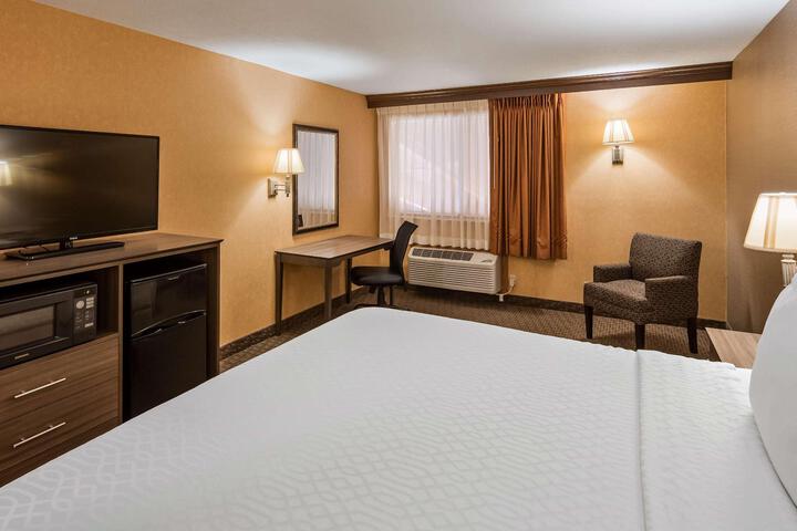 1 King Bed High Speed Internet Accessible Microwave and Refrigerator Flat Screen Television Full Breakfast (15 of 23)
