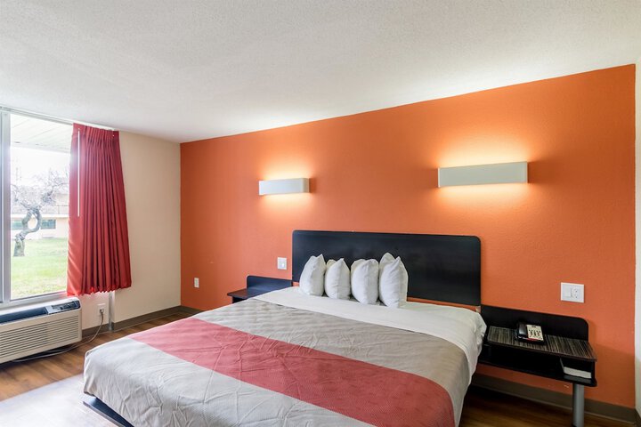 1 King Bed (1 of 14)