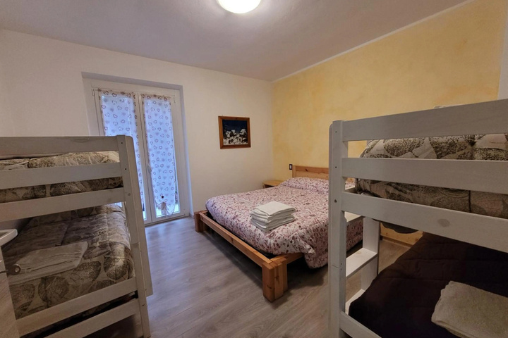 Room 6 of 12