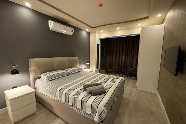 Room 6 of 12