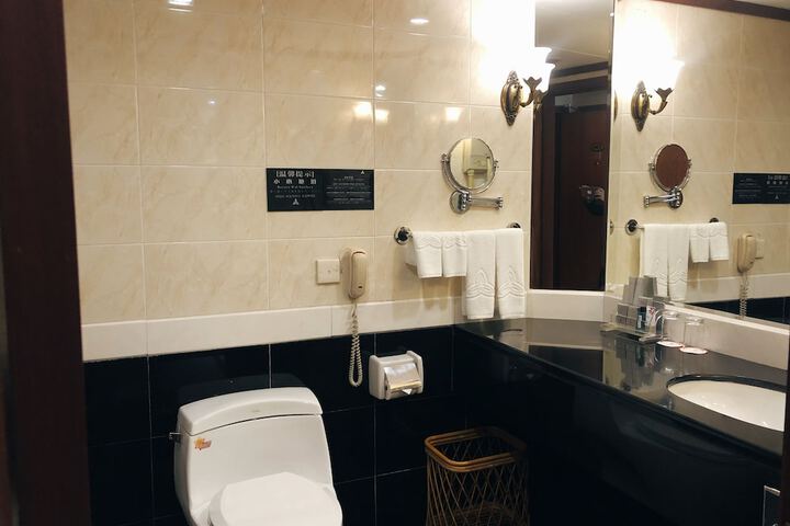 Room 10 of 25