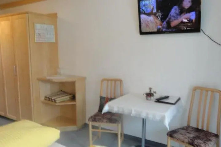 Room 3 of 27