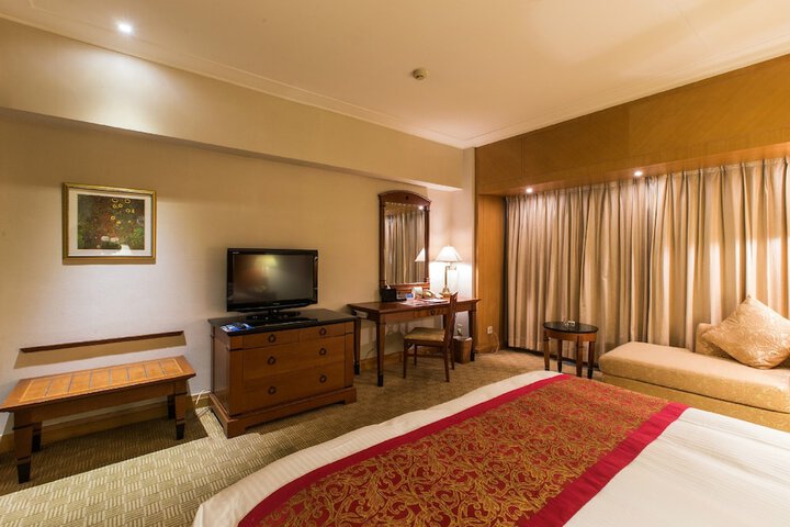 Room 5 of 90