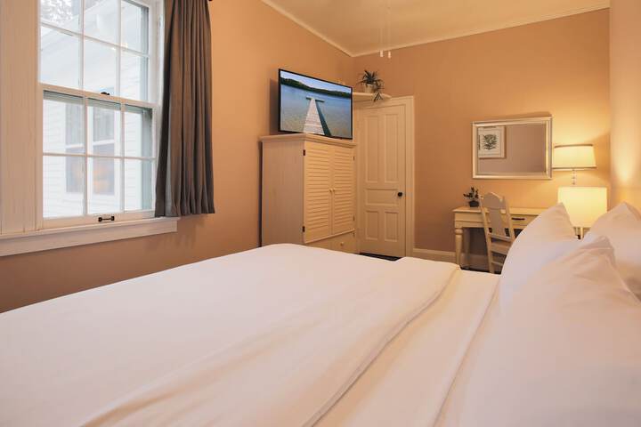 1 King Bed