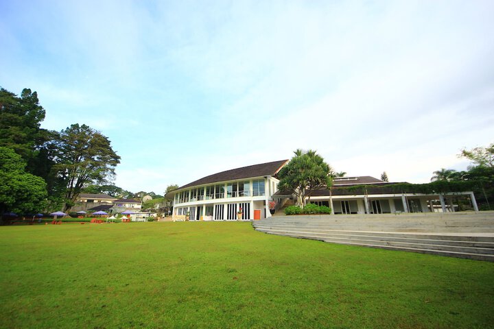 Hotel Exterior 15 of 18