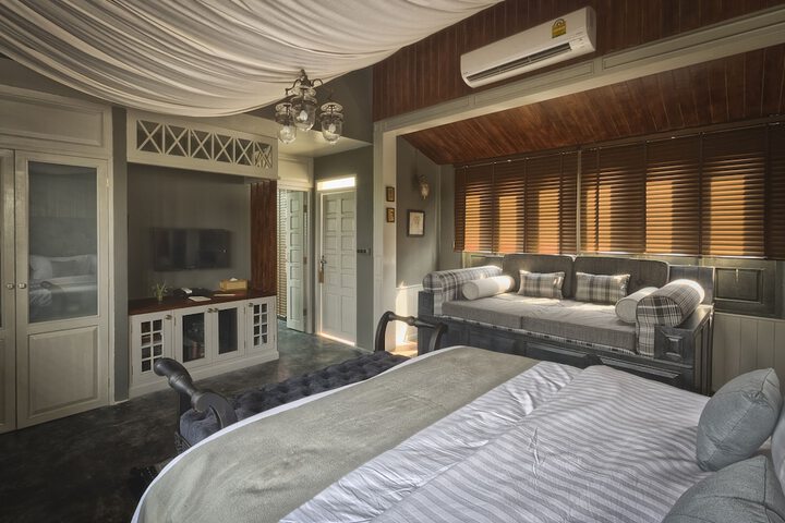 Room 10 of 99