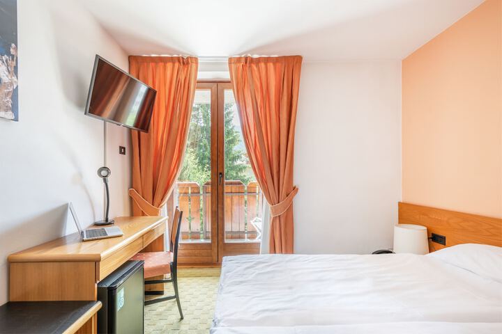 Room 42 of 100