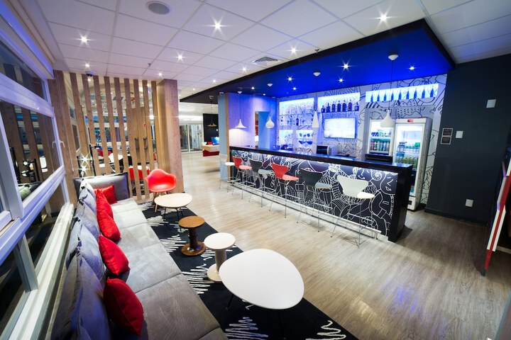 Lounge 20 of 26