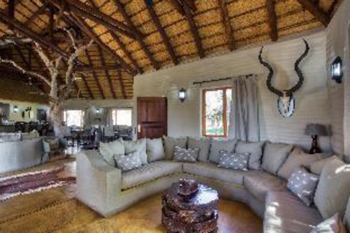 Lounge 6 of 23