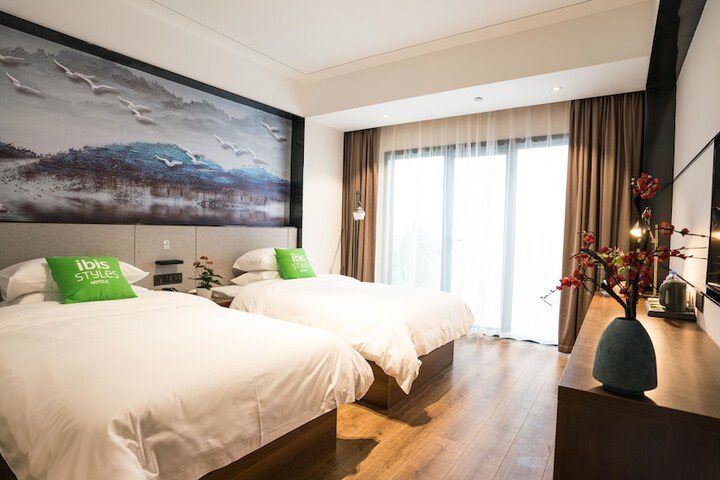 Room 6 of 32