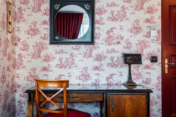 Room 9 of 38