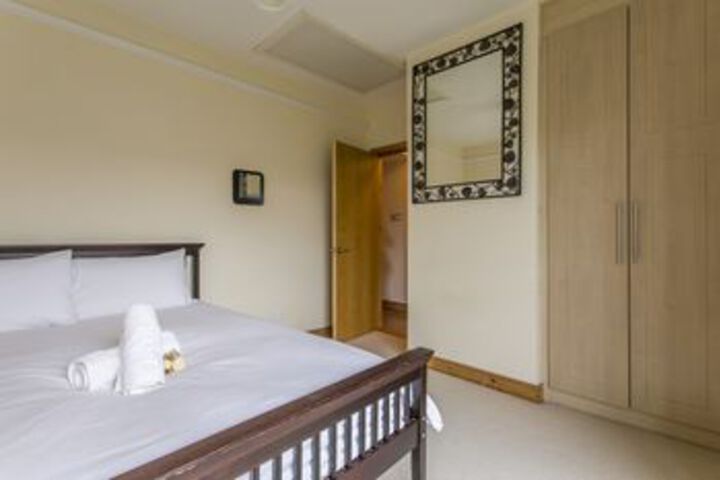 Room 6 of 16