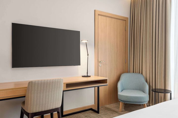 Room 28 of 223