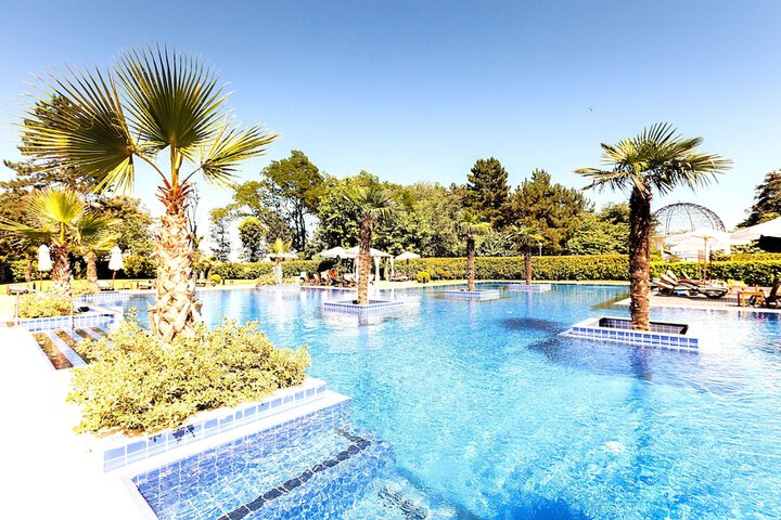 Hotel with Pool