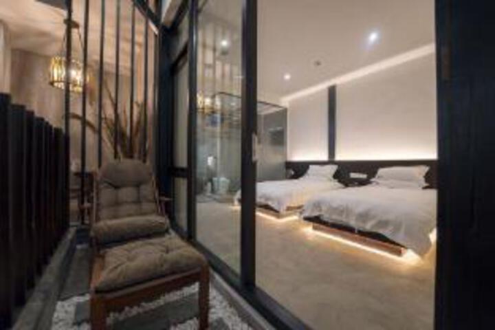 Room 5 of 6